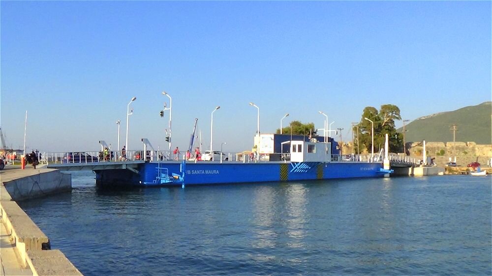 Понтонный мост соединяющий греческий остров Лефкаду с материковой Грецией