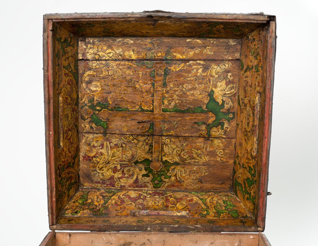 Сундук-укладка с изображением креста. Россия. XVIII в. Дуб, железо, бумага, слюда, ковка, просечка, роспись, золочение (позолота). Фрагмент.