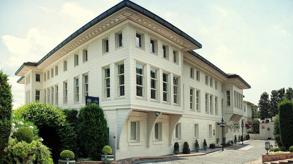 Вход в отель и фасад здания. Фото с сайта отеля.