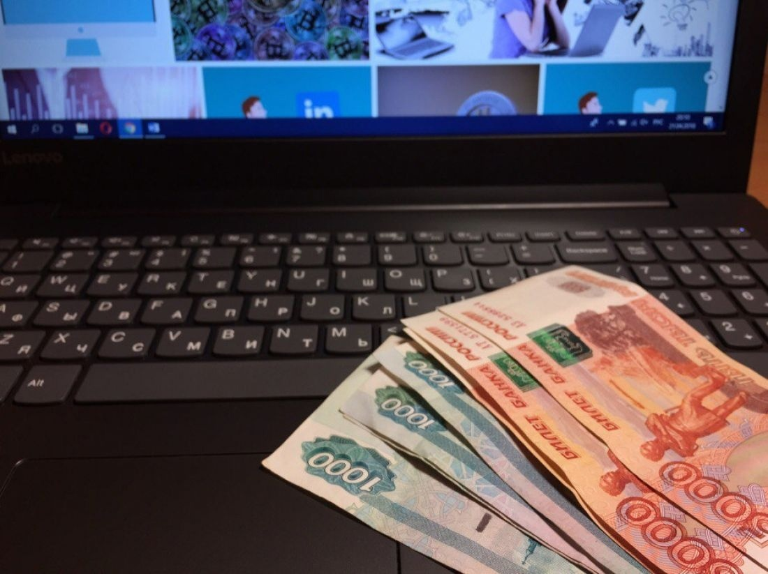 Деньги 2024 года фото. Ноутбук и деньги. Ноутбук и деньги рубли. Ноутбук 1000 рублей. Деньги возле ноутбука.