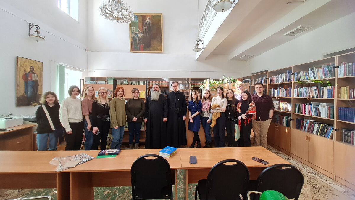Гости в библиотеке семинарии