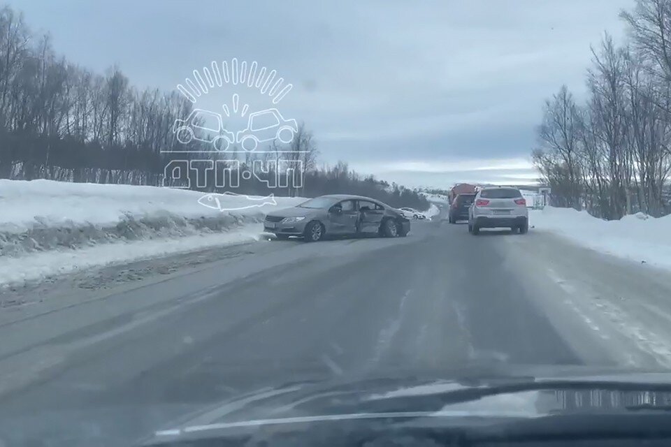     Проезд по дороге затруднен, так как одна из легковушек перегородила полосу. Фото: скриншот видео / vk.com/murmansk_dtp