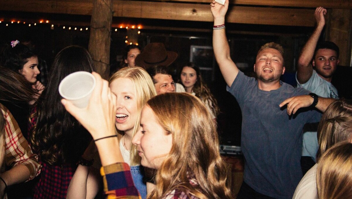     В Ростове анонсировали вечеринку в клубе, возрастной ценз которой составлял 14 лет, позже в соцсетях сам клуб открестился от проведения мероприятия.