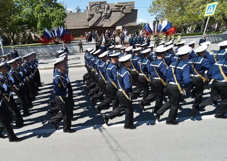   В Крыму, Курской и Белгородской областях отменили парады на 9 мая. В Севастополе пока думают