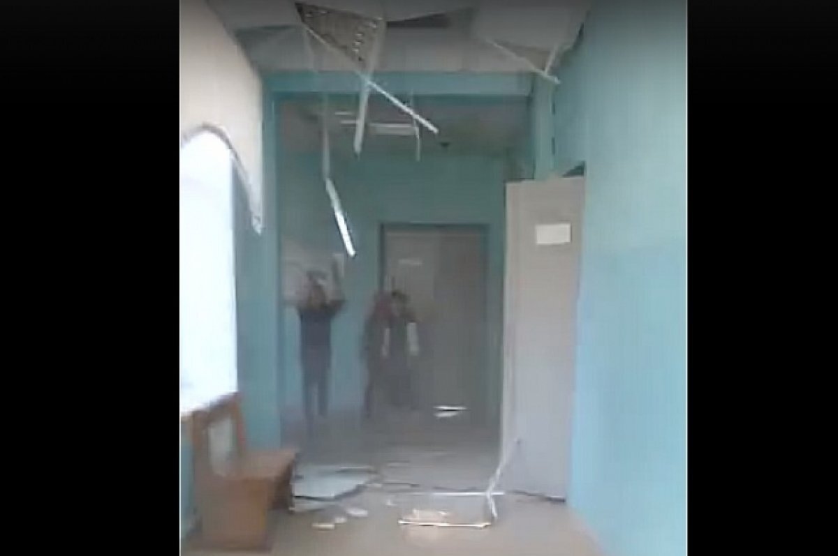    Очевидцы сообщают, что в тверской школе № 31 обрушился потолок