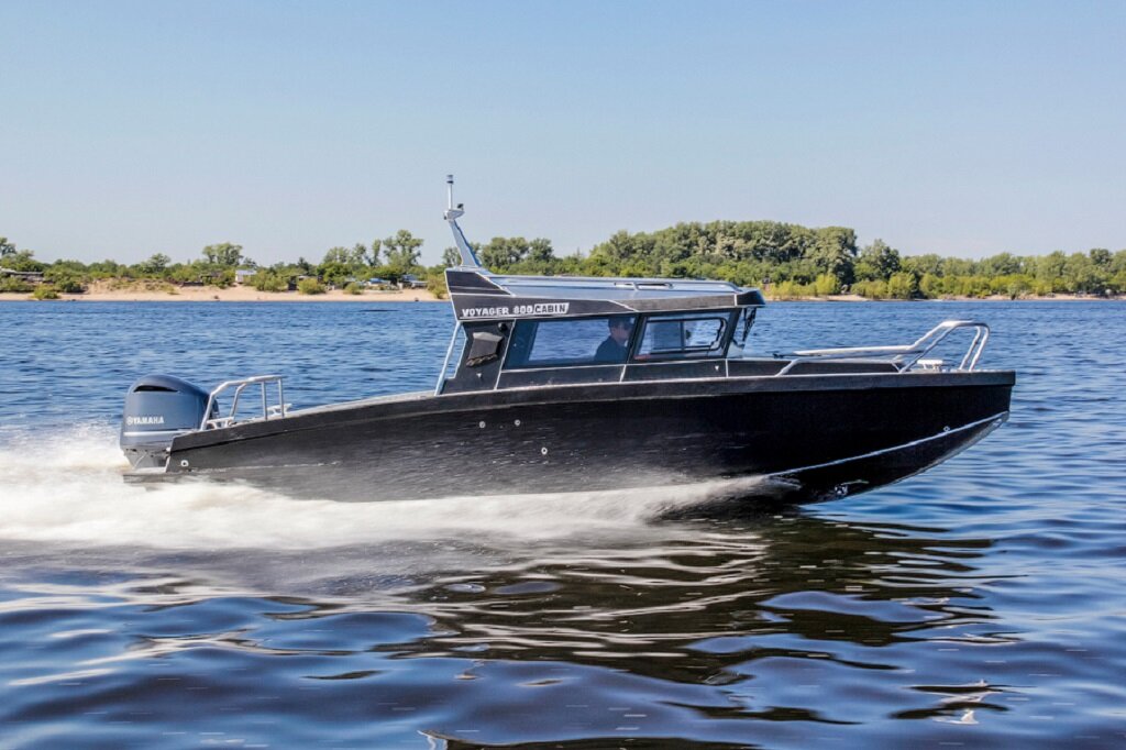    В Череповец "Вояджер 800" стоимостью восемь миллионов придет до конца мая. В катере есть кабина, мощность мотора - 300 лошадиных сил.