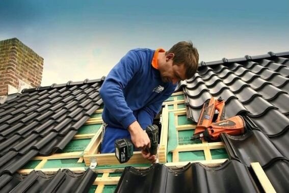 Монтажом металлочерепицы должны заниматься опытные кровельщики, иначе крыша будет не крыша, а сито. Источник фото: https://m.realnoevremya.ru/