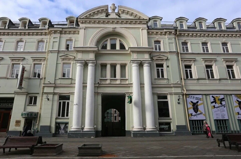 Никольская улица. Современное фото. Здание бывшей гостиницы "Славянский базар".