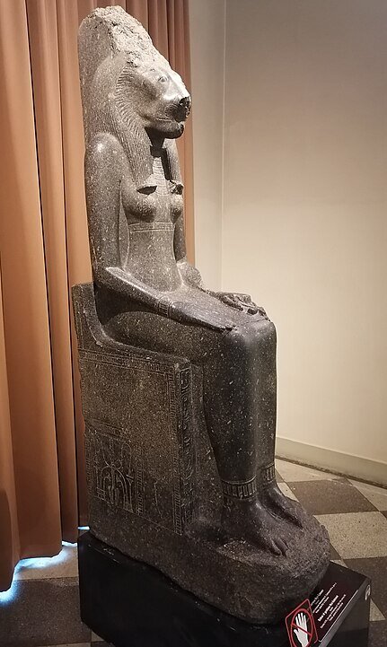 Статуя богини Мут-Сохмет, середина 14 века до нашей эры, Государственный Эрмитаж, Санкт-Петербург © Netelo, CC BY-SA 4.0, Wikimedia Commons