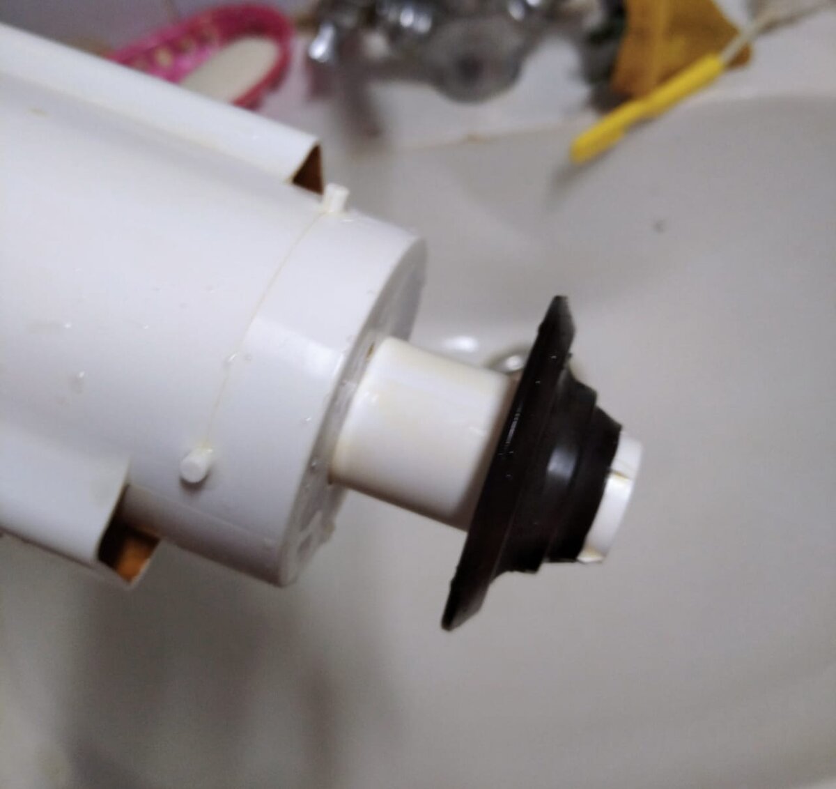 Клапан запорной арматуры сливной системы бачка унитаза.