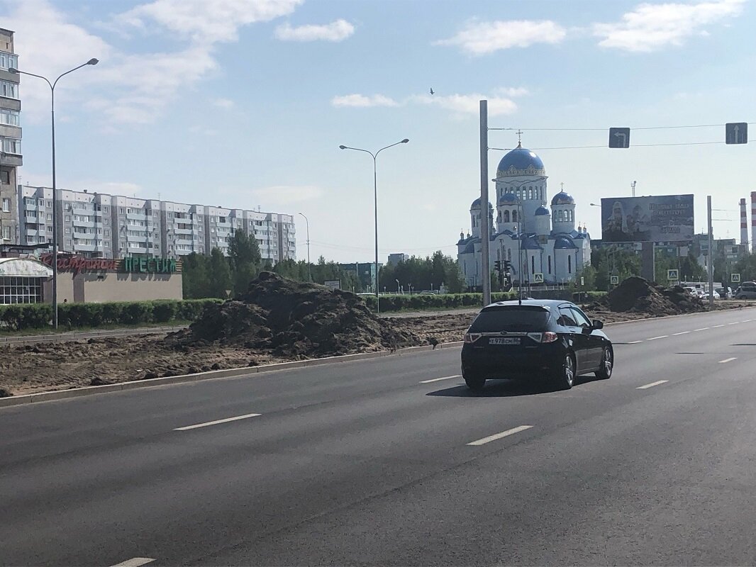    У штаб-квартиры Сургутнефтегаза ремонтируют газон