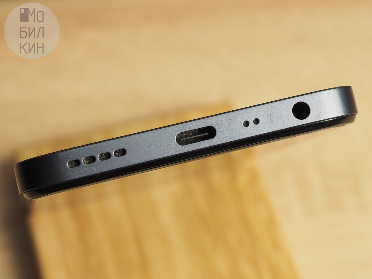 Снизу: USB Type-C, 3.5-мм разъём, микрофон, динамик. Сверху ничего нет