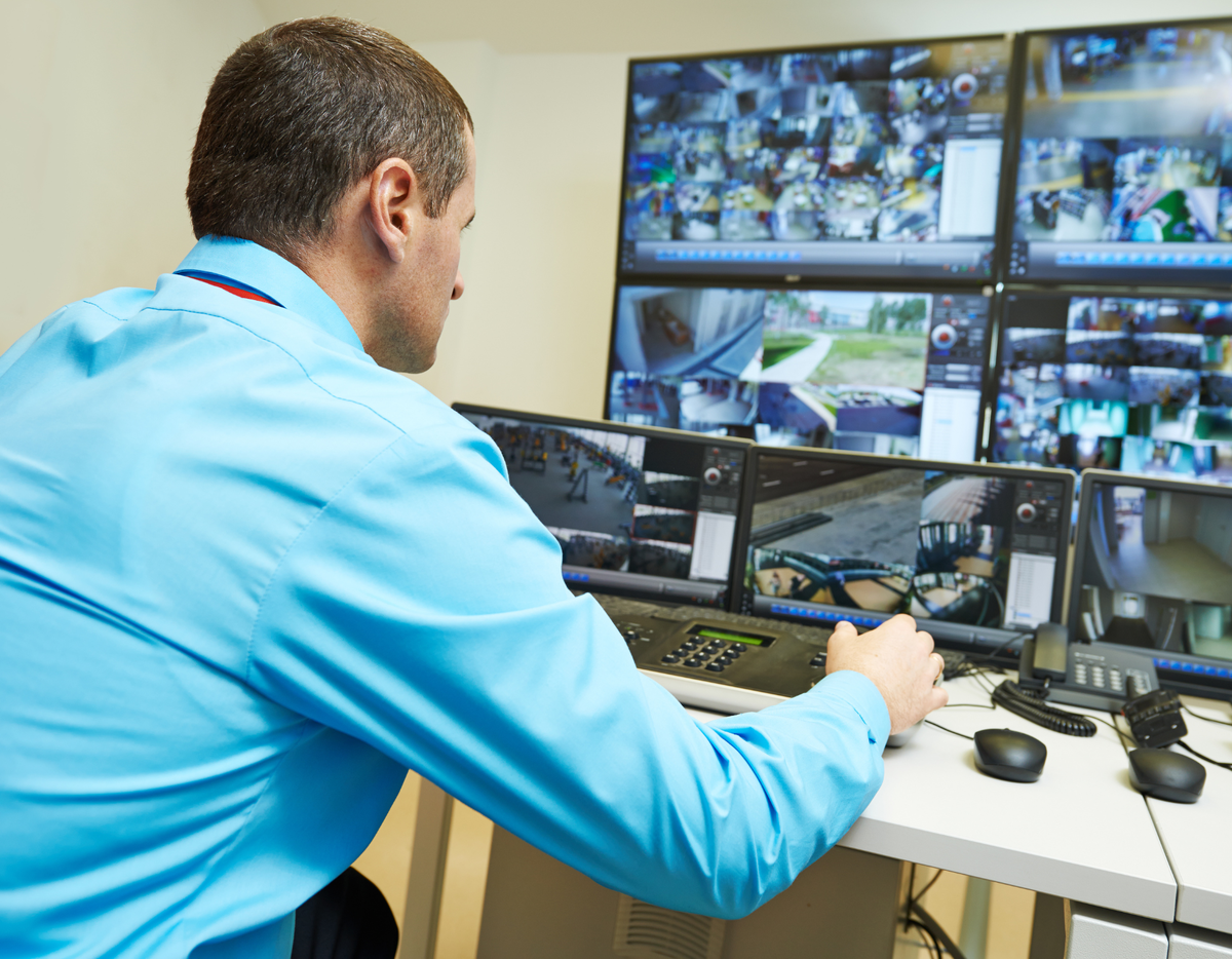 Просмотр видео обзора. Видео обзор картинка. Человек рассказывает на камеру. Съемка блога. Просмотр видео обзора.