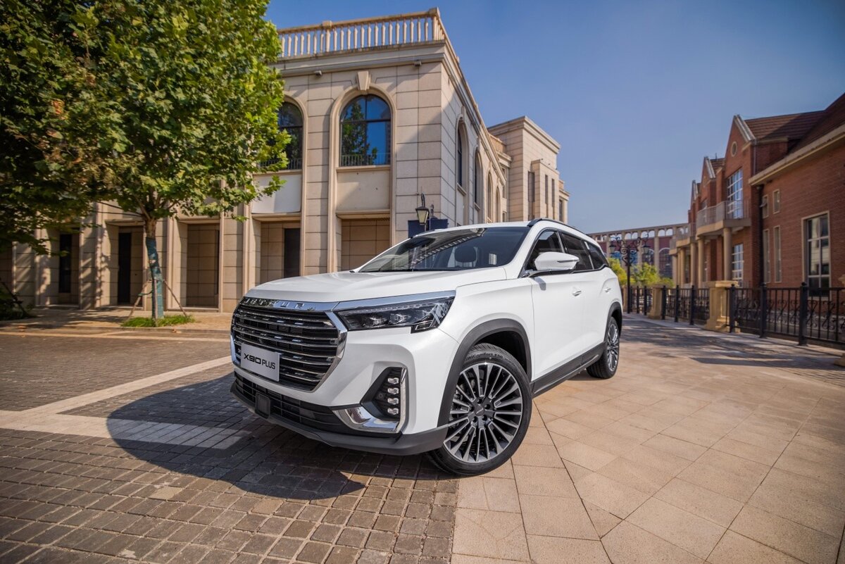 Диодная оптика и 20-е диски приятно выделяют автомобиль в потоке.