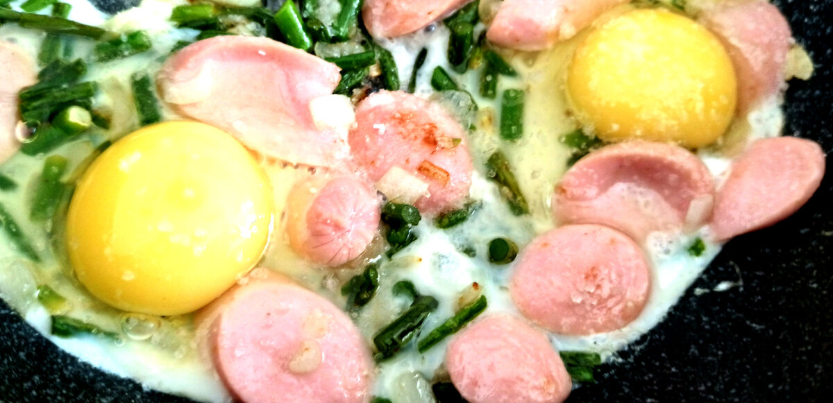 Жарится яишенка с чесночными стрелками.