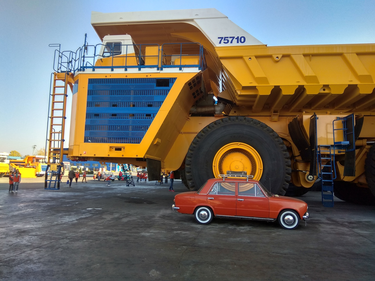 Какая из этих двух машинок вам нужна? Картинка взята с янжекс картинки 