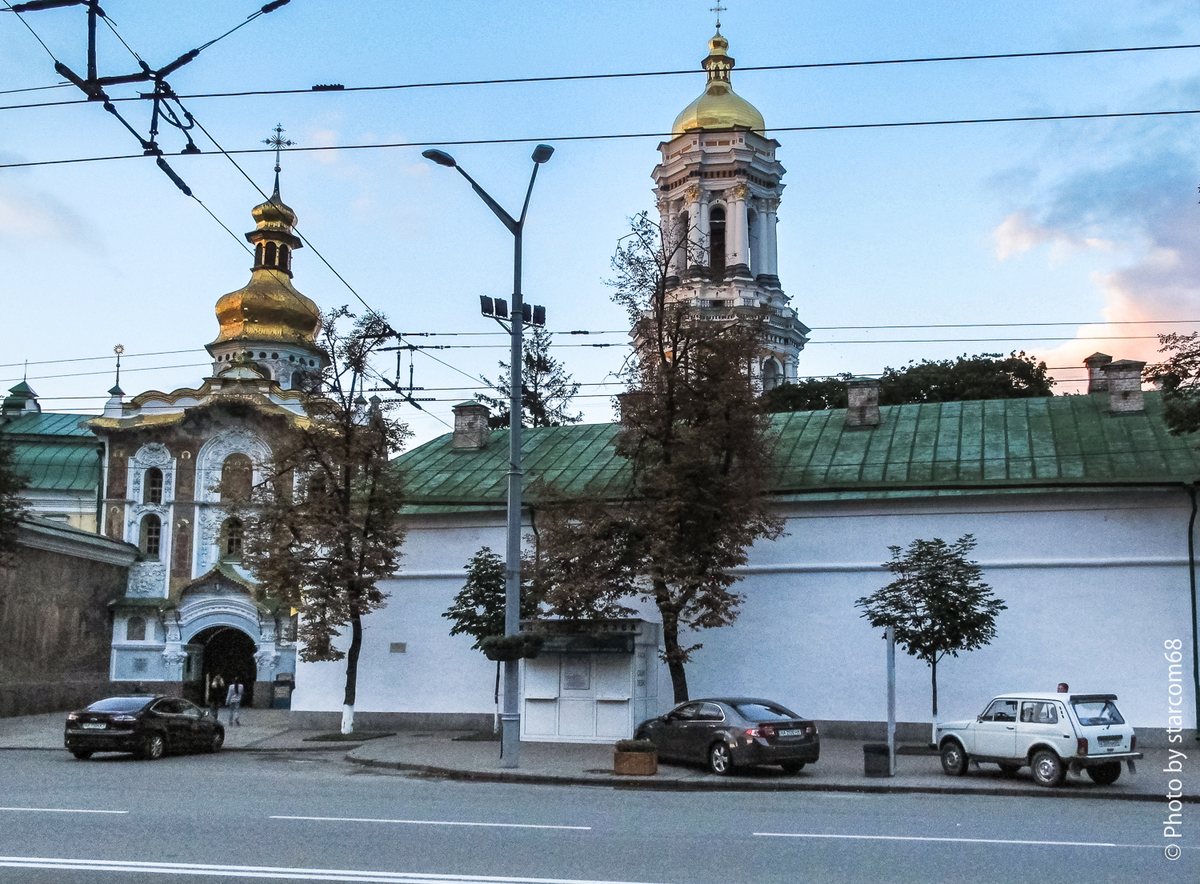 Лихо подлетев к лаврским воротам по москальско-кацапской привычке паркуюсь прямо на тротуаре. Здесь все так делают, даже если есть свободная парковка