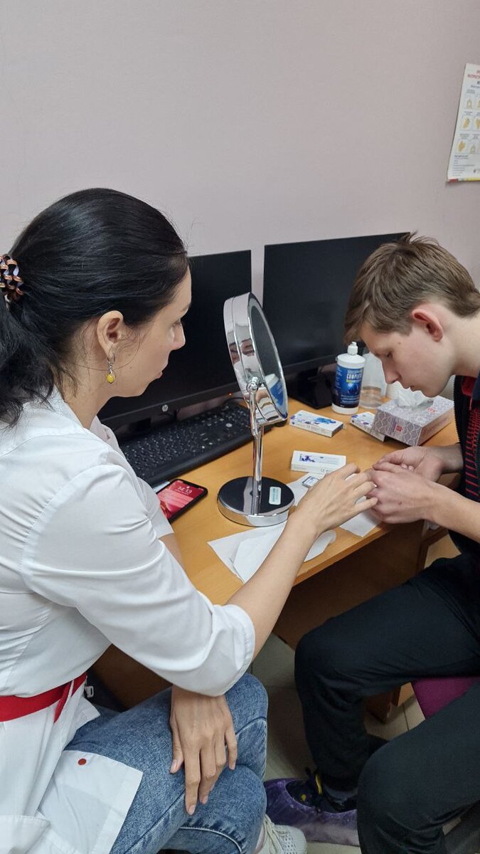 Как надевать контактные линзы