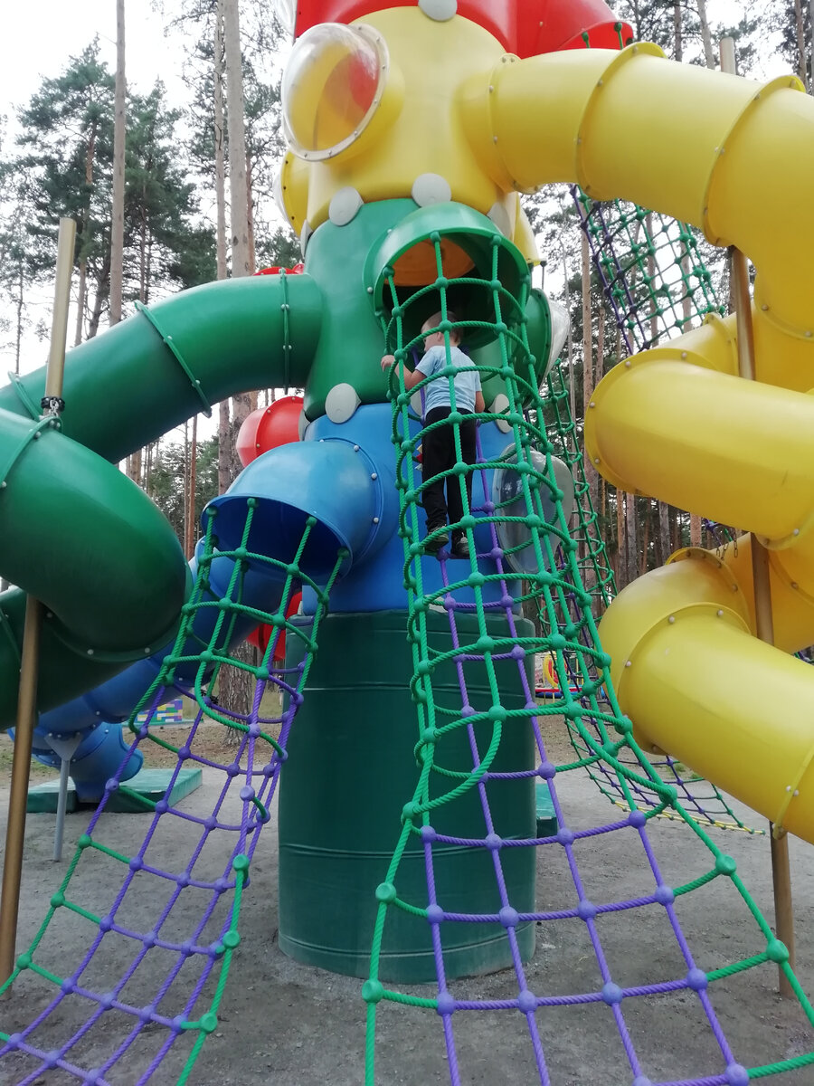 Закрытые горки с веревочными лестницами разного уровня. Младший попробовал синюю, зелёную, желтую. Именинник добрался и до оранжевой