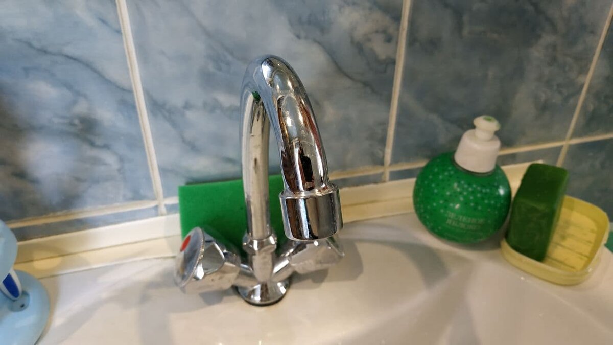 Вот такой смеситель мне заменили за 1000 рублей