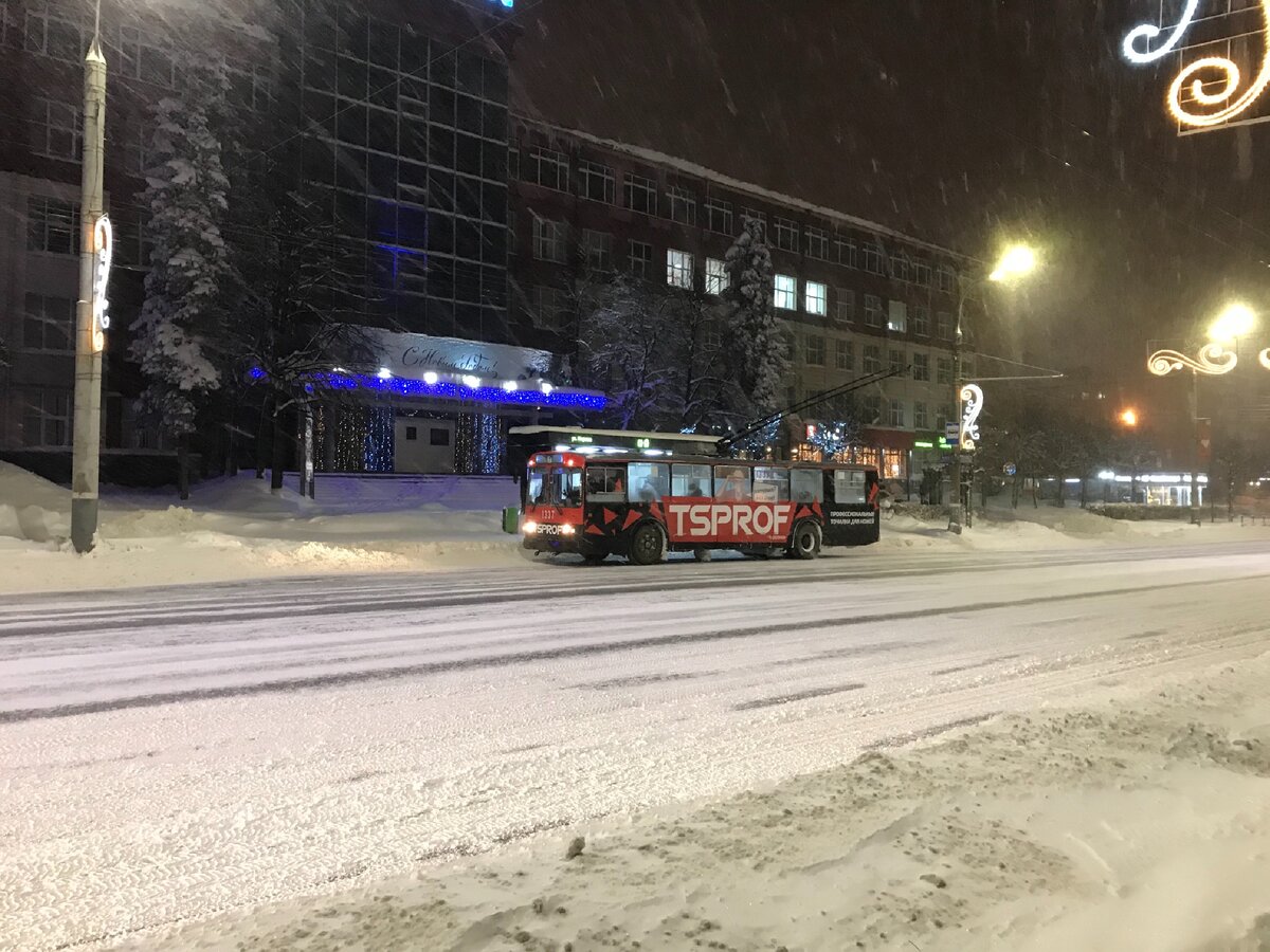 Российская автомобилизация бесполезная и беспощадная🚗🚙 Почему у нас  повсюду машины? Такого нет нигде! | УДОБНО ЖИТЬ! | Дзен