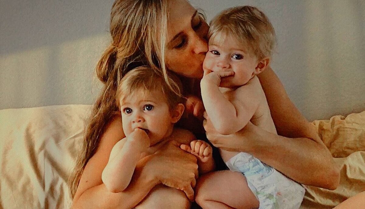 Третий ребенок хочу. Breastfeeding Twins youtube