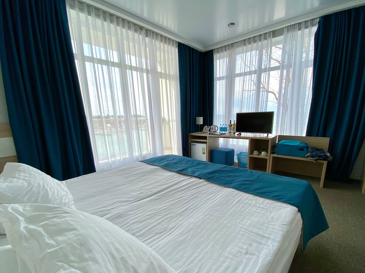 Вот так выглядит полноценный вид на море. Листайте ещё >>