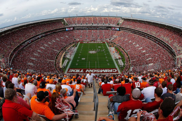 Зрители на матче студенческой футбольной лиги США. Фото из открытых источников.