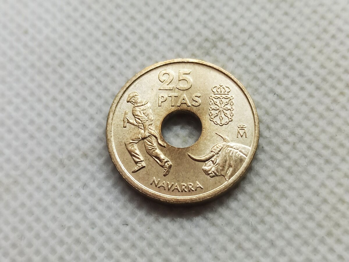 25 песет, 1999. Испания. 50-100 рублей. Эта монета на нумизматическом рынке встречается всё реже, Её стоимость растёт с каждым годом. 