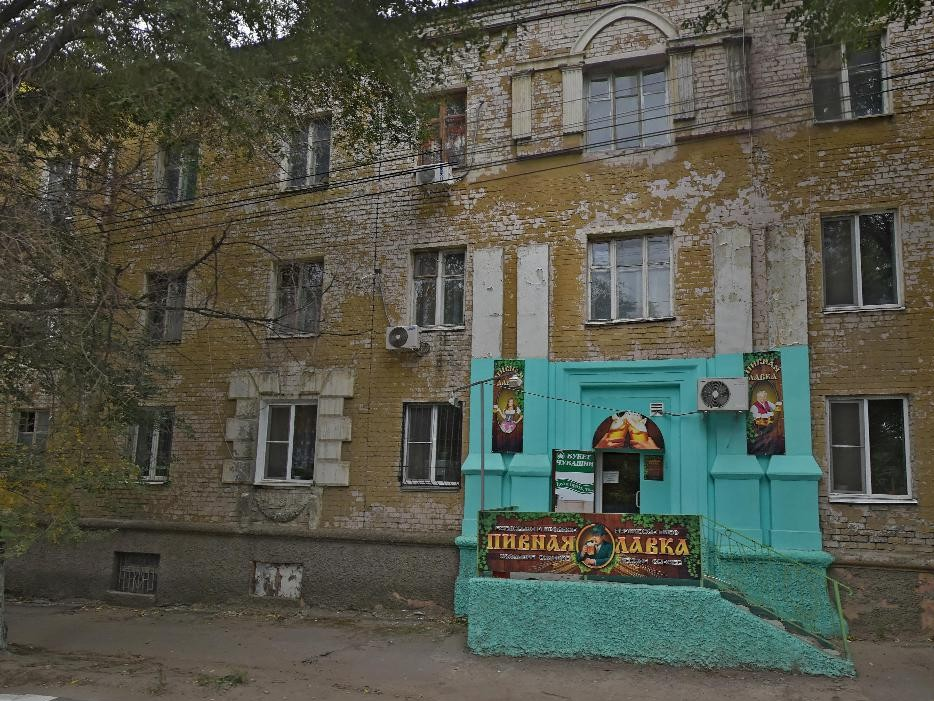 Дом признали памятником архитектуры прошлого века, и читала в местных новостях, что предпринимателя крупно оштрафовали за самовольное  украшательство "памятника"