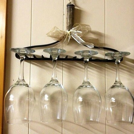 Новая жизнь старых грабель
Из сломанных грабель получится отличная стойка для хранения садовых инструментов. Если их хорошенько почистить и покрасить, грабли могут служить ключницей, держателями для бокалов или кухонной утвари.