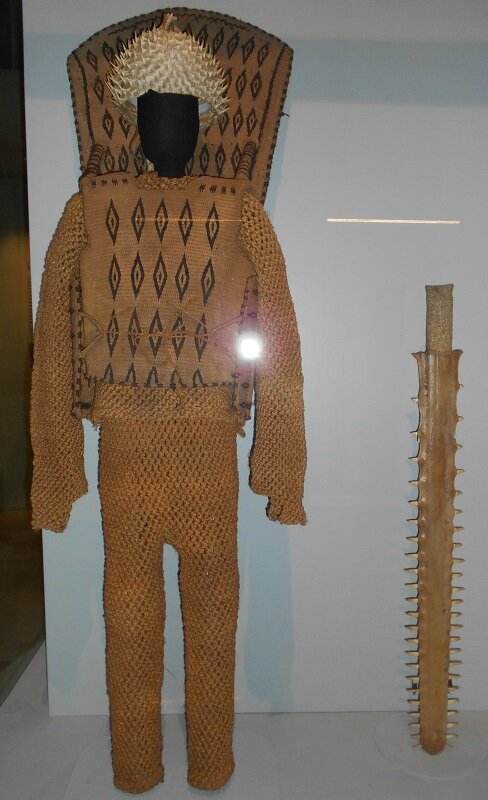 Доспехи и меч с клинком из рострума из Тихоокеанского региона.