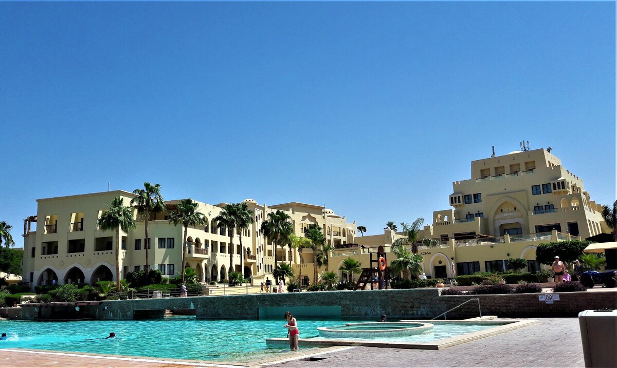 Отель Marina Plaza Tala Bay 4* с большим бассейном на первой линии у моря