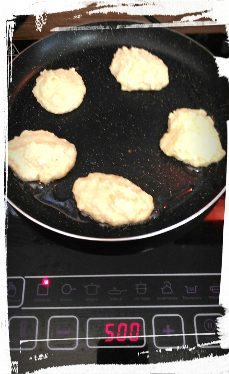 ОБЖАРИВАЕМ НА СКОВОРОДЕ  С ДВУХ СТОРОН ДО ЗОЛОТИСТОЙ КОРОЧКИ .