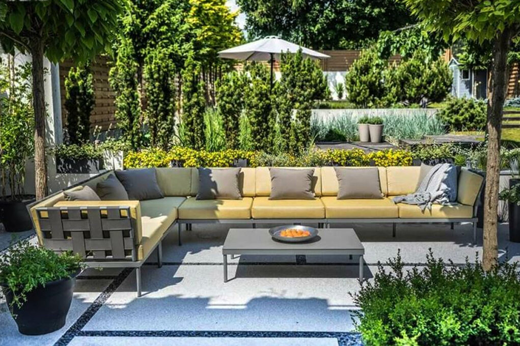 Практичная и удобная мебель гармонирующая с пейзажем