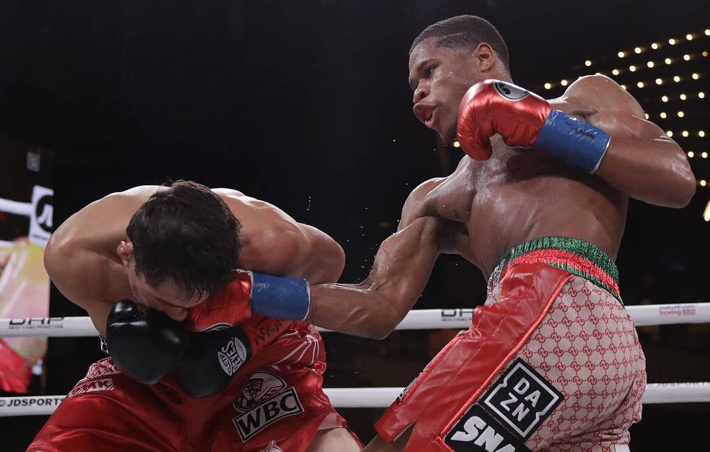 Начав бой в медленном темпе, читая соперника и отвечая джебом, американец наращивал преимущество от раунда к раунду. После четвертой трехминутки сославший на травму, команда Заура отказалась от боя. Таким образом Девин Хейни стал обладателем временного титула. Через месяц WBC объявит Ломаченко франчайзевым чемпионом, а Хейни отдаст полноценный пояс. В возрасте 20 лет он стал самым молодым чемпионом мира по боксу за последние 23 года повторив достижение Фернандо Варгаса. Следующий бой состоялся меньше чем через 2 месяца, а соперникам стал не знавший поражения Альфредо Сантьяго. Побывав в нокдауне в пятом раунде боксер из доминиканской республики сумел дотянуть до финального гонга. 120-107 трижды и первая защита титула. После боя выяснилось что Девин получил травму плеча во втором раунде и не смог выложиться на 100%.
Но если Сантьяго был явно уровнем ниже, то следующий претендент на титул должен стать настоящей проверкой. Кубинец Юриоркис Гамбоа. Олимпийский чемпион 2004 года, который в профессионалах проигрывал Кроуфорду и Девису(и внезапно Робинсону Кастельяносу (23-12), но там была травма). Это последний на данный момент бой который прошел 7 ноября, и как я говорил раньше должен стать настоящей проверкой для американца, но не стал. 118-109, 120-107 (дважды).

В планах Хейни подраться с бывшим лидером дивизиона Ломаченко. И Девин уже начал подогревать интерес к этому бою. Ещё в 2019 году стоя в ринге после победы над Абдуллаевым американец заявлял: "Если со мной так просто справится, Ломаченко должен выйти в ринг и убрать меня со своего пути". Тогда Василий не чего не ответил, но Девин не останавливался и хоть и не часто, но вызывал Лому на бой. Новый виток противостояния произошел в этом году в твиттере, где Василий дал понять что готов к бою.

«Где, б***ь, Лома?!» - написал американский боксер.

«Я здесь. Жду, когда вы, трусы, наконец-то решитесь на настоящий бой вместо виртуального махача в соцсетях», — ответил Ломаченко.

Хейни: «Ожидание — не твой конёк, думаю ты усвоил это из поединка с Лопесом»

Ломаченко: «Ожидание — твоё любимое занятие, ведь ты до сих пор так ни с кем и не дрался»

Хейни: «Я таки ждал боя с тобой, когда был твоим ОБЯЗАТЕЛЬНЫМ претендентом, а ты запросил себе франчайзинговый титул».

Ломаченко: «Ты прекрасно знаешь, что это было не моё решение! Но тебе ли об этом жалеть, ведь в итоге они отправили тебе титул по почте».

Хэйни: «Ок, тогда скажи мне, кто принял это решение».

На тот момент оба бойца не имели назначенных боев и начались согласования поединка, но промоутеры не смогли прийти к единому решению и переговоры затормозили. По всей видимости ближайший поединок Хейни проведет с бывшем чемпионом в трех весовых категория Хорке Линаресом, это конечно не Ломаченко, но имя очень большое в мире бокса.