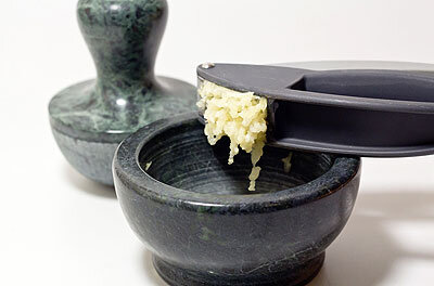 Для начала приготовим маринад для куриной грудки. В емкость выдавить чеснок при помощи пресса.

