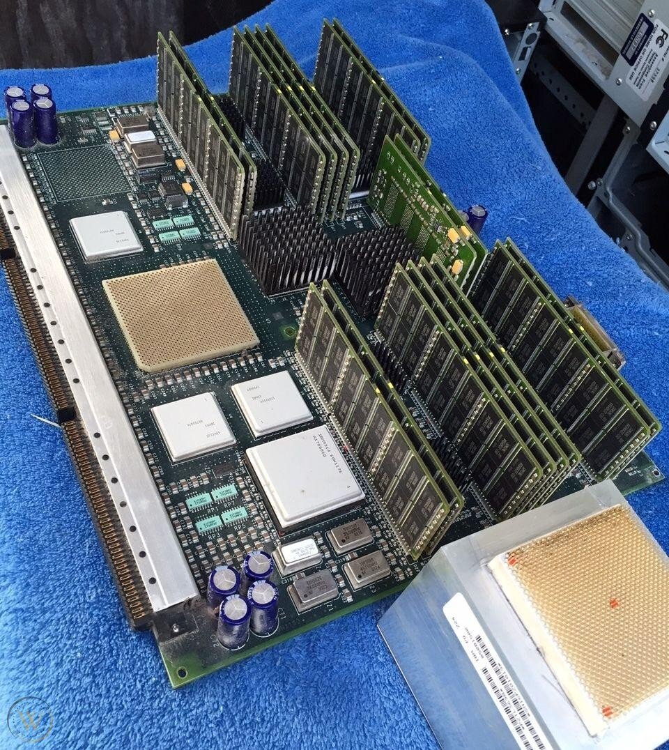 Плата сервера IBM S/390. Были в РЖД, Росгидромете и много где еще.На таких компьютерах молодая страна жила очень долго. Оперативно менять не позволяли новые долги и ограниченные финансовые возможности.