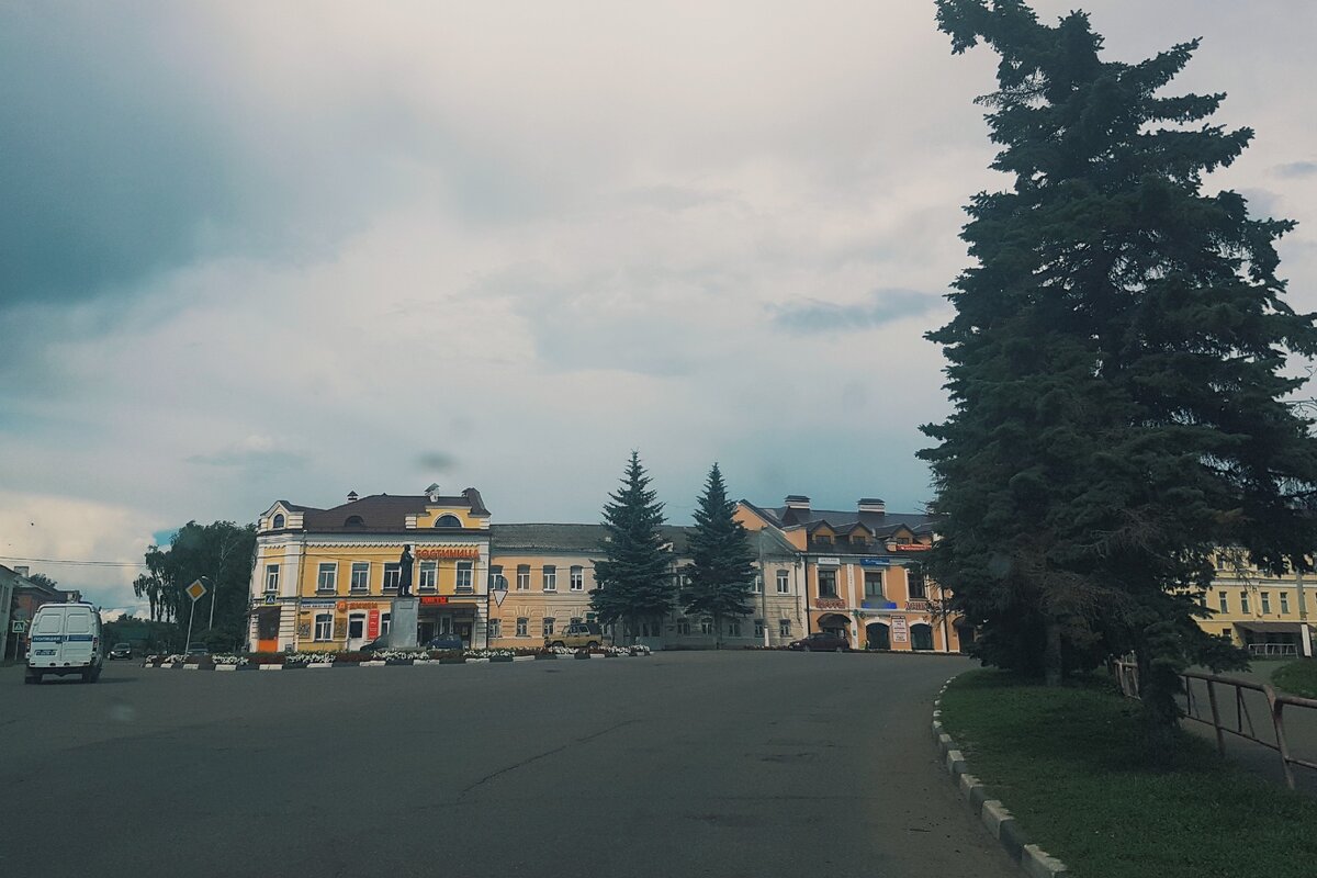Проезжаем через центральную площадь города. 