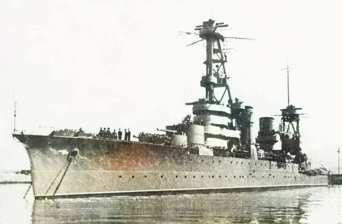 Крейсер «Красный Кавказ» после проведения в апреле–июле 1942 года аварийно-восстановительного ремонта и усиления зенитной артиллерии