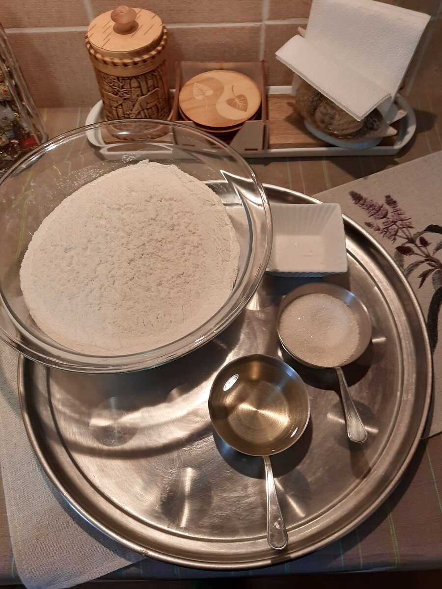 У меня количества продуктов больше, т.к. ставила двойную порцию. Если вы будете увеличивать объем, то соль оставьте в том же количестве = 1 ч.л.