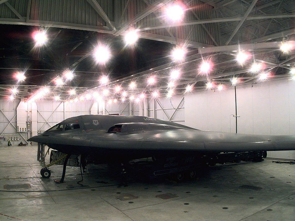 Б 2 новости. B-2 Spirit ангар. B 2 Spirit Hangar. Стелс технология радиопоглощающие покрытия. Ангар с НЛО.