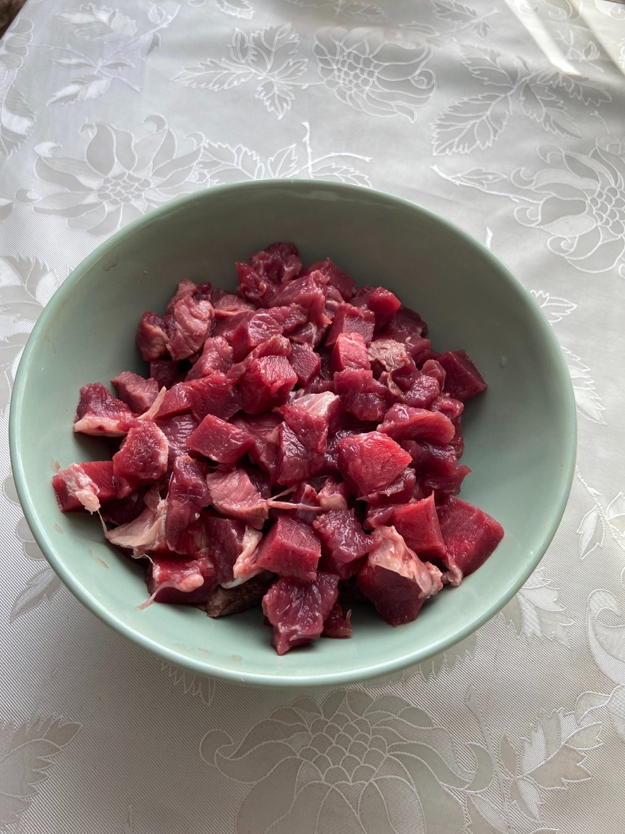 Шаг 1: 

Кубиками, среднего размера, нарезать мясо. Добавить к нему соль, перец и приправу, хорошо перемешать.
