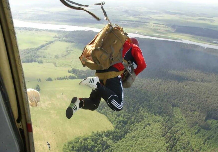 Как правило используются десантные парашюты Д-5 Д-6