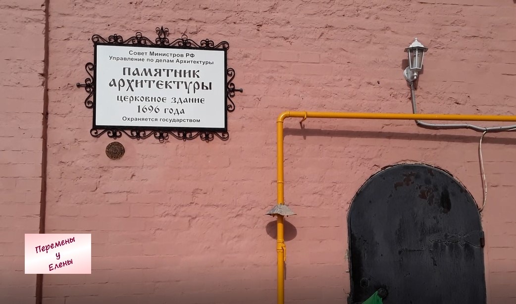 Здесь соседствуют памятная доска и газовая труба