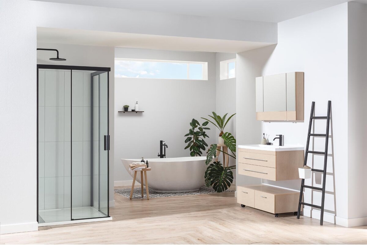 Отдельностоящая ванна, душевой уголок, большой мебельный комплект – и это в одном интерьере.