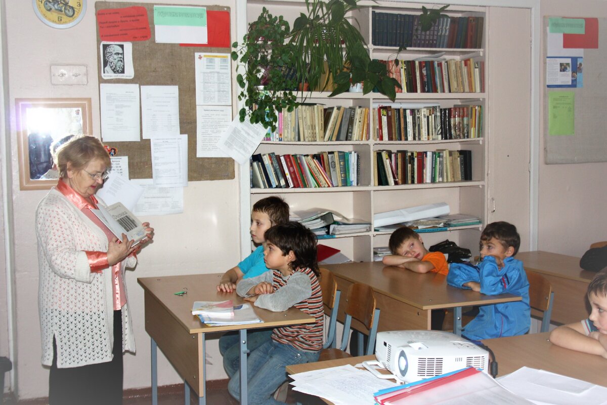 Учительница свежа и весела даже в конце рабочего дня