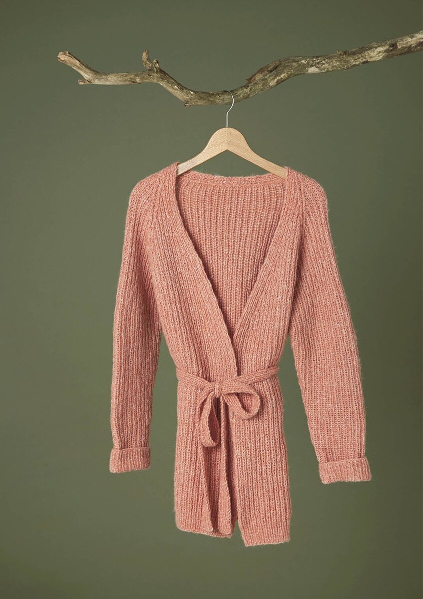 Вязаный спицами кардиган резинкой