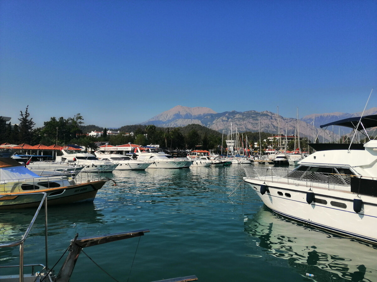 Море, яхты,горы, прекрасное сочетание 