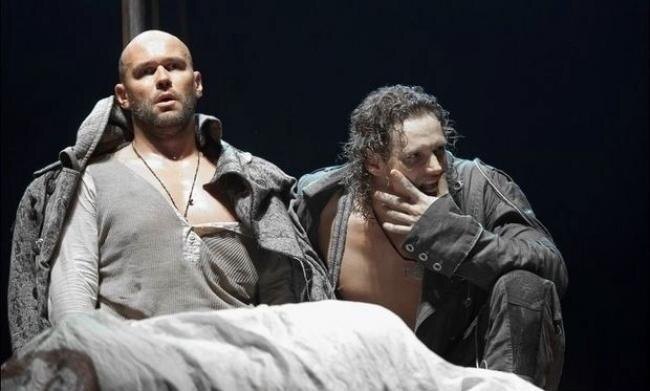  
Максим Аверин и Дмитрий Жойдик в спектакле "Отелло"